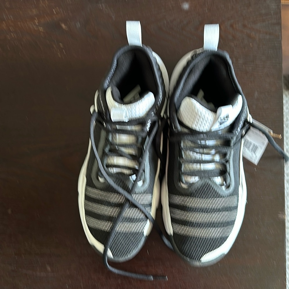 Trae Young Addidas Youth Size 7 Basketball Shoe